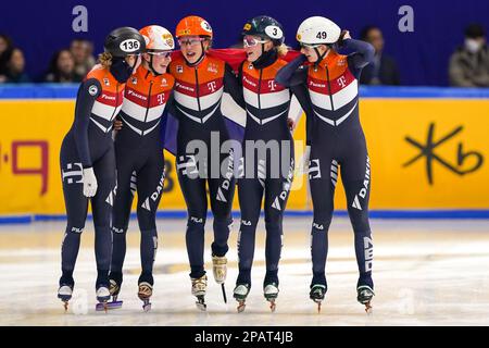 SEUL, COREA, MARZO 12: Michelle Velzeboer dei Paesi Bassi, Xandra Velzeboer dei Paesi Bassi, Selma Poutsma dei Paesi Bassi, Suzanne Schulting dei Paesi Bassi e Yara van Kerkhof dei Paesi Bassi reagiscono dopo aver gareggiato sulla Women's Relay durante i Campionati mondiali di pattinaggio di velocità a corto circuito dell'ISU alla pista di pattinaggio di Mokdong il 12 marzo 2023 a Seoul, Corea (Foto di Andre Weening/Orange Pictures) Foto Stock