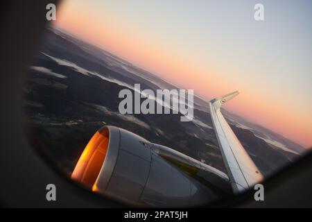 La vista dalla finestra aereo al tramonto Foto Stock