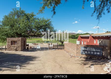 Boegoeberg Dam, Sudafrica - 28 2023 febbraio: L'ingresso al resort di vacanza a Boegoeberg Dam. L'edificio dell'abluzione è visibile. Il campo è allagato Foto Stock