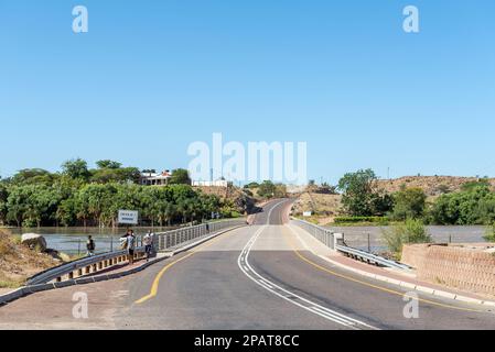 Keimoes, Sud Africa - Febbraio 28 2023: Il primo di tre ponti consecutivi che attraversano il fiume Orange allagato a Keimoes. Le persone sono visibili Foto Stock