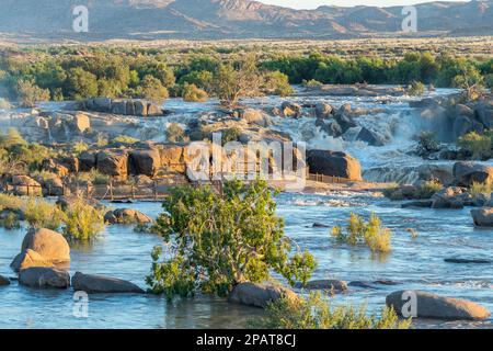 Augrabies National Park, Sud Africa - Febbraio 28 2023: I turisti su una passerella sulla loro strada per un punto di vista presso la cascata principale Augrabies nell'Orange Foto Stock