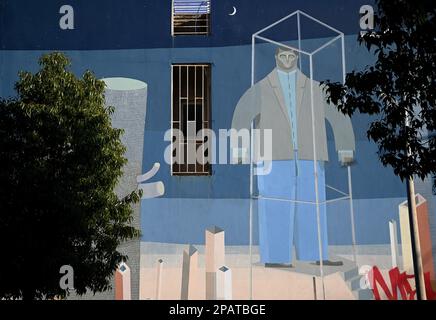 Murale urbano su un muro di un edificio pubblico locale. Foto Stock