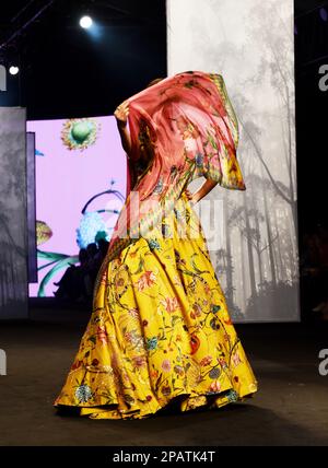 Mumbai, Maharashtra, India. 12th Mar, 2023. Un modello di moda posa durante la settimana della moda Lakme X FDCI a Mumbai, India, 12 marzo 2023. (Credit Image: © Indranil Aditya/ZUMA Press Wire) SOLO PER USO EDITORIALE! Non per USO commerciale! Credit: ZUMA Press, Inc./Alamy Live News Foto Stock