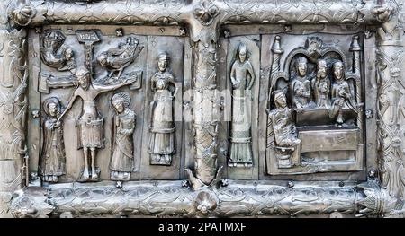 Particolare dell'antica porta Magdeburgo di bronzo di San Cattedrale di Sophia (1153) nel Cremlino di Novgorod, Russia Foto Stock