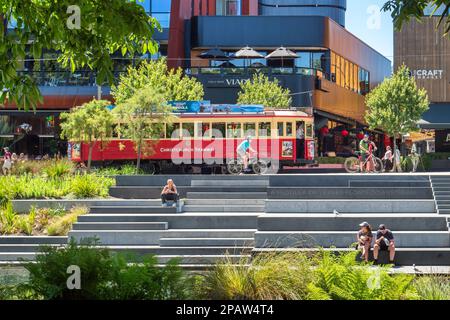 29 dicembre 2022: Christchurch, Nuova Zelanda - The Terrace, sviluppo del tempo libero sulle rive del fiume Avon., visto dalla riva opposta. Foto Stock