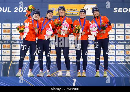 SEUL, COREA, MARZO 12: Michelle Velzeboer dei Paesi Bassi, Xandra Velzeboer dei Paesi Bassi, Selma Poutsma dei Paesi Bassi, Suzanne Schulting dei Paesi Bassi e Yara van Kerkhof dei Paesi Bassi durante la cerimonia del podio dopo aver gareggiato sulla Women's Relay durante i Campionati mondiali di pattinaggio di velocità a corto circuito ISU alla pista di pattinaggio di Mokdong il 12 marzo 2023 a Seoul, Corea (Foto di Andre Weening/Orange Pictures) Foto Stock