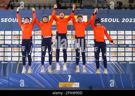 SEUL, COREA, MARZO 12: Michelle Velzeboer dei Paesi Bassi, Xandra Velzeboer dei Paesi Bassi, Selma Poutsma dei Paesi Bassi, Suzanne Schulting dei Paesi Bassi e Yara van Kerkhof dei Paesi Bassi durante la cerimonia del podio dopo aver gareggiato sulla Women's Relay durante i Campionati mondiali di pattinaggio di velocità a corto circuito ISU alla pista di pattinaggio di Mokdong il 12 marzo 2023 a Seoul, Corea (Foto di Andre Weening/Orange Pictures) Foto Stock