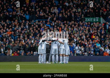 Leeds, Regno Unito. 11th Mar, 2023. Leeds United team huddle durante la partita della Premier League Leeds United vs Brighton e Hove Albion a Elland Road, Leeds, Regno Unito, 11th marzo 2023 (Photo by Flynn Duggan/News Images) a Leeds, Regno Unito il 3/11/2023. (Foto di Flynn Duggan/News Images/Sipa USA) Credit: Sipa USA/Alamy Live News Foto Stock