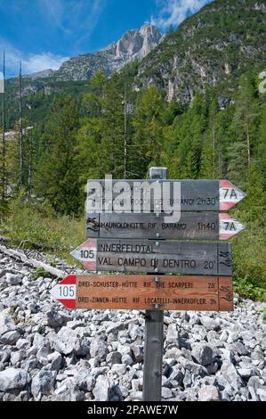 Sentieri indicazioni Val campo di dentro (Innerfeldtal), Parco Naturale tre Cime, Trentino-Alto Adige, Italia Foto Stock