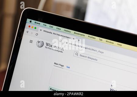 Kaunas, Lituania - 2023 marzo 12: Sito web di Wikipedia sullo schermo del PC. Enciclopedia libera del Internet. Foto di alta qualità Foto Stock