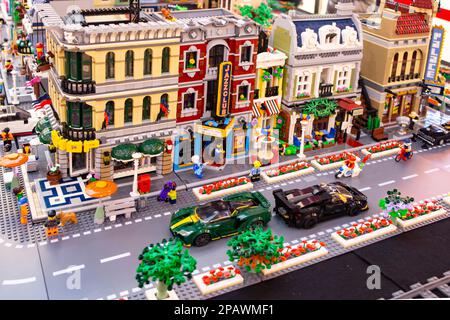 Scena urbana con strade trafficate ed edifici vintage fatti da blocchi di lego in un centro commerciale esibition Foto Stock