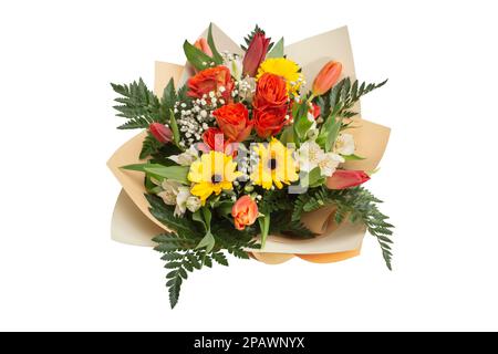 Bouquet di fiori multicolore con tulipani, rose, Alstroemeria, margherite e foglie di felce isolate su bianco Foto Stock