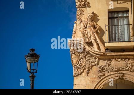 Particolare della Casa del Corregidor, del 18th ° secolo, con bellissimi rilievi, con un cielo blu intenso e un lampione nella città di Lorca, Murcia Foto Stock