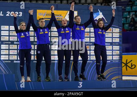 SEUL, COREA - 12 MARZO: Andrea Cassinelli d'Italia, Arianna Sighel d'Italia, Pietro Sighel d'Italia e Arianna Valcepina d'Italia durante la cerimonia del podio dopo aver gareggiato sul Mixed Relay durante i Campionati mondiali di pattinaggio di velocità a corto circuito ISU alla pista di Mokdong il 12 marzo, 2023 a Seoul, Corea (Foto di Andre Weening/Orange Pictures) Foto Stock