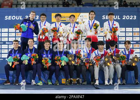 SEUL, COREA - MARZO 12: Andrea Cassinelli d'Italia, Tommaso dotti d'Italia, Pietro Sighel d'Italia e Luca Spechenhauser d'Italia, Wenlong li di Cina, Xiaojun Lin di Cina, Guanyi Liu di Cina e Yuchen Zhong di Cina, Kyung Hwan Hong di Corea, June Seo Lee di Corea, Yong Jin Lim of Korea e Ji hanno vinto Park of Korea durante la cerimonia del podio dopo aver partecipato al Men's Relay durante i Campionati mondiali di pattinaggio di velocità a corto circuito dell'ISU alla pista di pattinaggio di Mokdong il 12 marzo 2023 a Seoul, Corea (Foto di Andre Weening/Orange Pictures) Foto Stock