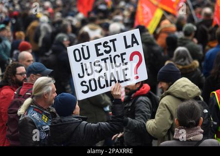 Parigi, Francia . 12th Mar, 2023. Julien Mattia / le Pictorium - dimostrazione contro la riforma delle pensioni a Parigi - 12/3/2023 - Francia / Parigi / Parigi - dimostrazione contro la riforma delle pensioni. Decine di migliaia di persone si sono riunite a Parigi per manifestare contro il progetto di riforma delle pensioni avviato dal governo borne. Credit: LE PICTORIUM/Alamy Live News Foto Stock