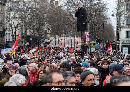 Parigi, Francia . 12th Mar, 2023. Julien Mattia / le Pictorium - dimostrazione contro la riforma delle pensioni a Parigi - 12/3/2023 - Francia / Parigi / Parigi - dimostrazione contro la riforma delle pensioni. Decine di migliaia di persone si sono riunite a Parigi per manifestare contro il progetto di riforma delle pensioni avviato dal governo borne. Credit: LE PICTORIUM/Alamy Live News Foto Stock