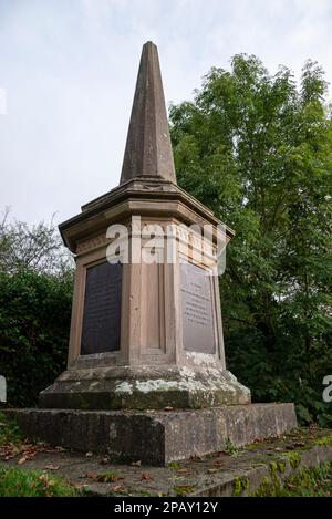 Memoriale a coloro che sono morti nella costruzione del Ponte Britannia sullo stretto di Menai. Chiesa di Santa Maria, Llanfairpwllgwyngyll, Galles. Foto Stock