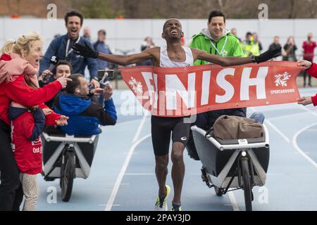 L'atleta belga Bashir Abdi festeggia ai campionati belgi di mezza maratona, domenica 12 marzo 2023, a Gentbrugge. L'atleta belga Abdi è riuscito nel suo tentativo di rompere il record belga di 26 anni della mezza maratona di Mourhit da 1:00:18 a 59:51. FOTO DI BELGA NICOLAS MAETERLINCK Credit: Belga News Agency/Alamy Live News Foto Stock