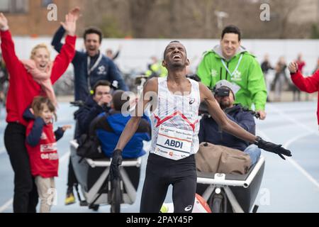 L'atleta belga Bashir Abdi festeggia ai campionati belgi di mezza maratona, domenica 12 marzo 2023, a Gentbrugge. L'atleta belga Abdi è riuscito nel suo tentativo di rompere il record belga di 26 anni della mezza maratona di Mourhit da 1:00:18 a 59:51. FOTO DI BELGA NICOLAS MAETERLINCK Credit: Belga News Agency/Alamy Live News Foto Stock