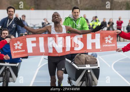 L'atleta belga Bashir Abdi festeggia ai campionati belgi di mezza maratona, domenica 12 marzo 2023, a Gentbrugge. L'atleta belga Abdi è riuscito nel suo tentativo di rompere il record belga di 26 anni della mezza maratona di Mourhit da 1:00:18 a 59:51. FOTO DI BELGA NICOLAS MAETERLINCK Credit: Belga News Agency/Alamy Live News Foto Stock