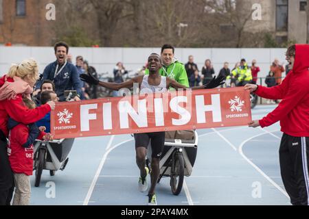 L'atleta belga Bashir Abdi festeggia ai campionati belgi di mezza maratona, domenica 12 marzo 2023, a Gentbrugge. L'atleta belga Abdi è riuscito nel suo tentativo di rompere il record belga di 26 anni della mezza maratona di Mourhit da 1:00:18 a 59:51. FOTO DI BELGA NICOLAS MAETERLINCK Credit: Belga News Agency/Alamy Live News Foto Stock