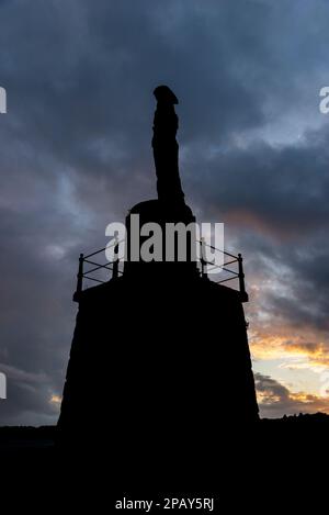 Statua di Lord Nelson vicino a Plas Llanfair che si affaccia sullo stretto di Menai, Anglesey, Galles del Nord. Foto Stock