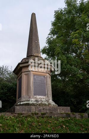 Memoriale a coloro che sono morti nella costruzione del Ponte Britannia sullo stretto di Menai. Chiesa di Santa Maria, Llanfairpwllgwyngyll, Galles. Foto Stock