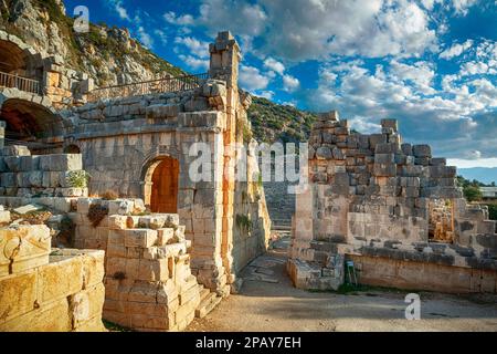 Rovine dell'antica città di Myra a Demre, Turchia. Antiche tombe e anfiteatro. Foto Stock