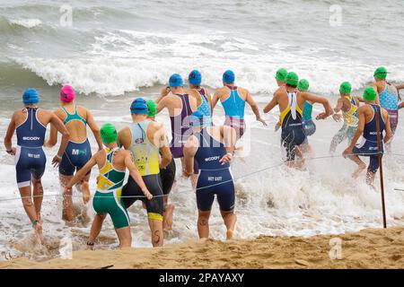 Inizio della gara di nuoto presso le Scuole nazionali di Triathlon a Hervey Bay, Torquay, Queensland, Australia Foto Stock