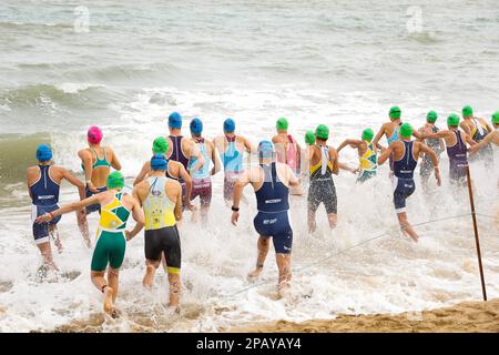 Inizio della gara di nuoto presso le Scuole nazionali di Triathlon a Hervey Bay, Torquay, Queensland, Australia Foto Stock