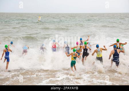 Inizio della gara di nuoto presso le Scuole nazionali di Triathlon a Hervey Bay, Torquay, Queensland, Australia Foto Stock