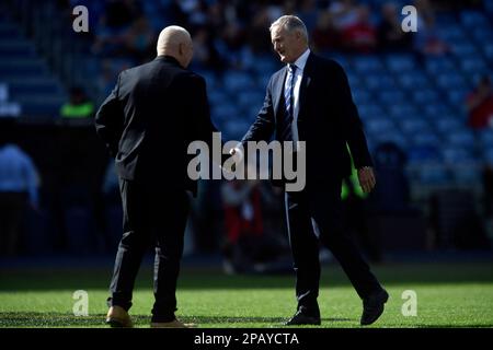 Warren Gatland allenatore capo del Galles e Kieran Crowley allenatore capo d'Italia scuotono le mani durante la partita di rugby delle sei Nazioni tra Italia e Galles Foto Stock