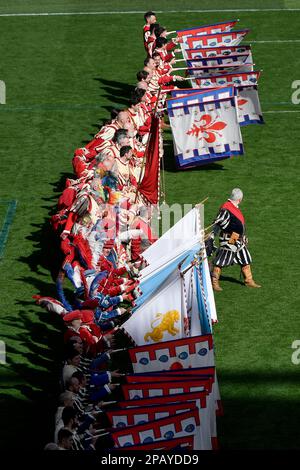 Gli sbandieratori di Firenze si esibiscono prima della partita di rugby delle sei Nazioni tra Italia e Galles allo Stadio Olimpico di Roma il 11th marzo 2023. Foto Andrea Foto Stock