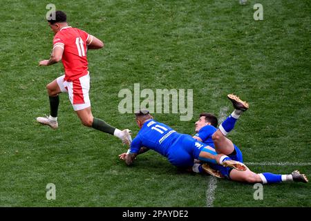 Rio Dyer of Wales , sfidato da Pierre Bruno e Paolo Garbisi, corre a segnare una prova durante la partita di rugby delle sei Nazioni tra Italia e Galles a S. Foto Stock