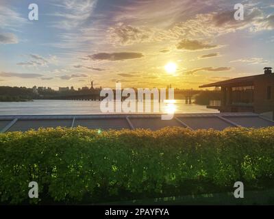 Siti storici dell'Ucraina. Splendida vista panoramica di Kyiv. Tramonto sul fiume Dnieper a Kiev. Vista sul fiume con le onde. Su. Colorato drammatico Foto Stock