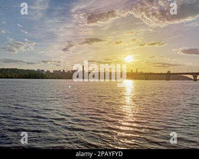 Siti storici dell'Ucraina. Splendida vista panoramica di Kyiv. Tramonto sul fiume Dnieper a Kiev. Vista sul fiume con le onde. Su. Colorato drammatico Foto Stock