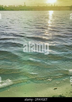 Siti storici dell'Ucraina. Splendida vista panoramica di Kyiv. Tramonto sul fiume Dnieper a Kiev. Vista sul fiume con le onde. Su. Colorato drammatico Foto Stock