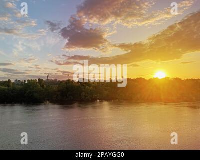 Siti storici dell'Ucraina. Splendida vista panoramica di Kyiv. Tramonto sul fiume Dnieper a Kiev. Vista sul fiume con le onde. Su. Colorato drammatico Foto Stock