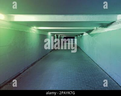 Tunnel di drenaggio in cemento quadrato con una luce dall'alto. tunnel quadrato vuoto Foto Stock