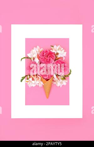 Surreale rosa e fiore di freesia composizione cono gelato. Concetto creativo di cibo per il compleanno di San Valentino o per la festa della mamma. Foto Stock