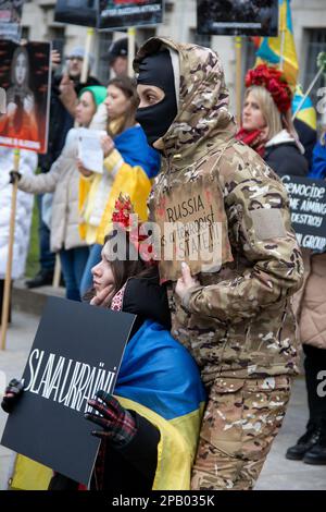 Londra, Regno Unito - 11 marzo 2023: Dozzine di Ukranian e di Brits si sono riuniti insieme in una protesta chiedendo al governo britannico di sostenere gli Ukraniani con più armi e armi. Credit: Sinai Noor/Alamy Live News Foto Stock