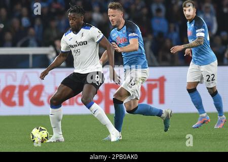 Duvan Zapata di Atalanta compete per la palla con Amir Rrahmani di SSC Napoli durante la Serie Una partita tra SSC Napoli e Atalanta BC allo stadio Diego Armando Maradona Credit: Live Media Publishing Group/Alamy Live News Foto Stock