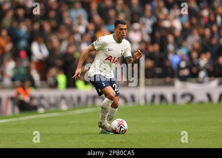 Londra, Regno Unito. 12th Mar, 2023. Pedro Porro di Tottenham Hotspur in azione durante la partita della Premier League tra Tottenham Hotspur e Nottingham Forest al Tottenham Hotspur Stadium, Londra, Inghilterra il 11 marzo 2023. Foto di Ken Sparks. Solo per uso editoriale, licenza richiesta per uso commerciale. Non è utilizzabile nelle scommesse, nei giochi o nelle pubblicazioni di un singolo club/campionato/giocatore. Credit: UK Sports Pics Ltd/Alamy Live News Foto Stock