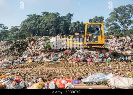 Kendari, Indonesia. 12th Mar, 2023. Gli operatori delle attrezzature pesanti hanno visto livellare un mucchio di rifiuti nella discarica Puuwatu Kendari. Il governo della città di Kendari attraverso il servizio ambiente e silvicoltura (DLHK) ha notato un aumento della produzione di rifiuti nella città di Kendari che ha raggiunto le 290 tonnellate al giorno. tale cifra è aumentata di circa 30 tonnellate rispetto all'anno precedente. Credit: SOPA Images Limited/Alamy Live News Foto Stock