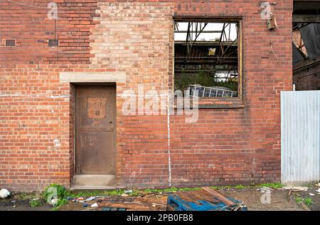 Elevazione frontale a magazzino derelict a Liverpool Dockland Foto Stock