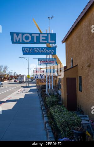 Lone Pine, CA, USA - 9th febbraio 2023 - cartello Motel Mount Whitney Foto Stock