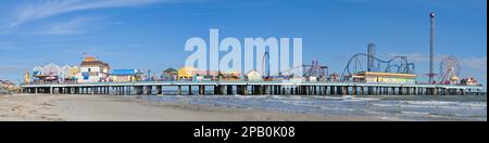 Galveston, Texas, USA - 2023 febbraio: Vista panoramica dello storico molo sul lungomare di Galveston Foto Stock