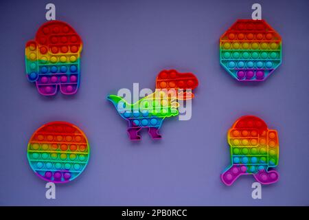 collezione pop it, giocattoli per bambini. Molto Peri sfondo. Giacitura piatta, spazio di copia Foto Stock