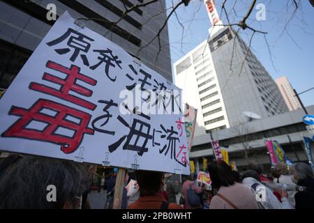 Pechino, Giappone. 11th Mar, 2023. Un segno che recita "non scaricare le acque reflue contaminate in mare" è raffigurato durante una protesta nei pressi della sede centrale della Tokyo Electric Power Company (TEPCO) a Tokyo, Giappone, il 11 marzo 2023. Credit: Zhang Xiaoyu/Xinhua/Alamy Live News Foto Stock